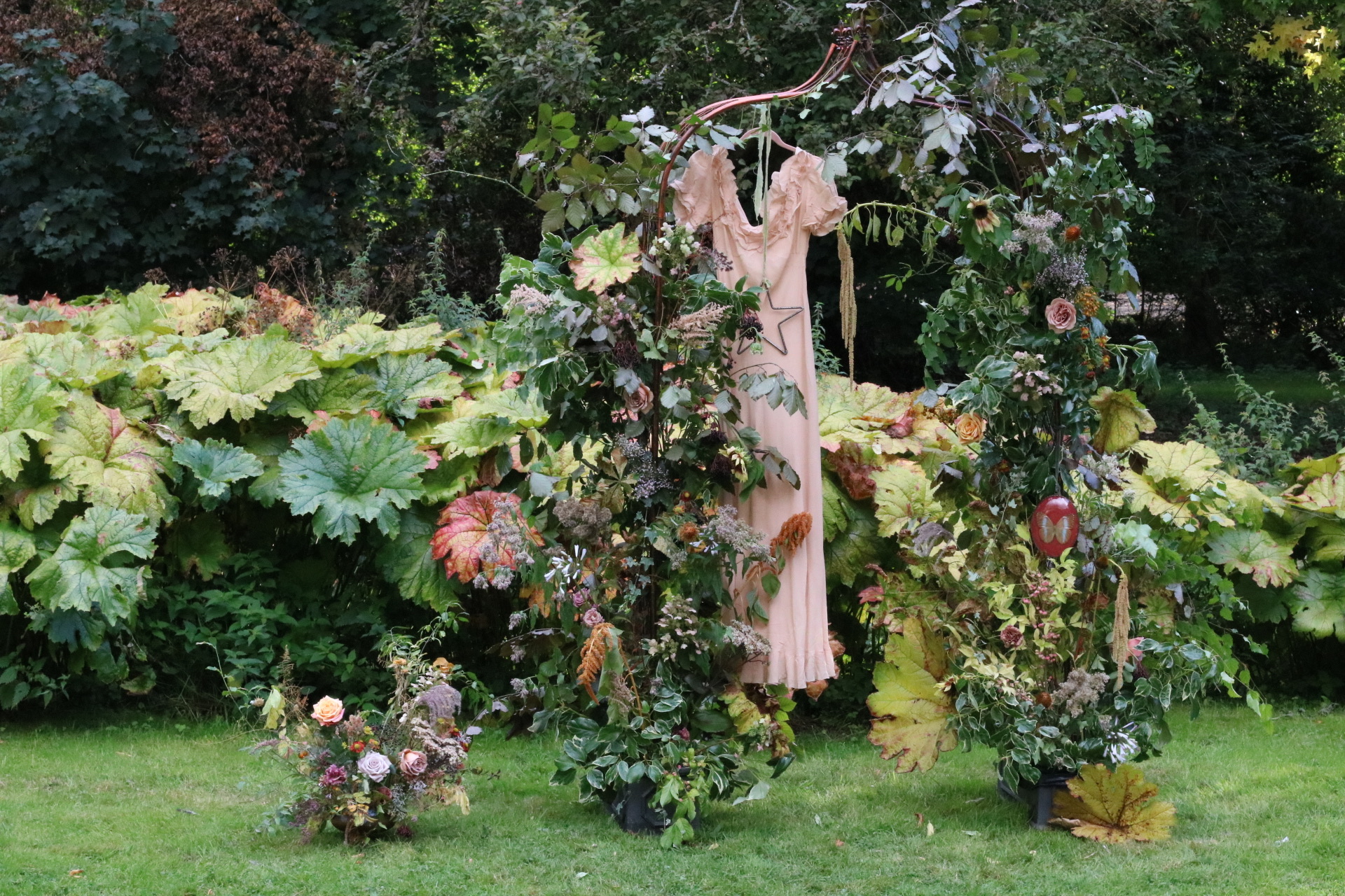 Saint Floral workshop installation wedding arch 